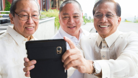 Jose Maria Sison, fundador del Partido Comunista de Filipinas (izquierda) se hace un 'selfie' con enviados del Gobierno antes de una de las reuniones en Oslo. - REUTERS