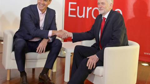 Pedro Sánchez junto a Jeremy Corbyn en la convención de partidos socialistas europeos. EFE