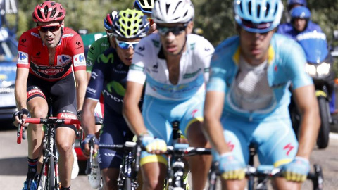 El ciclista holandés del equipo Giant, Tom Dumoulin,el italiano del equipo Astana, Fabio Aru, el colombiano del equipo Movistar, Nairo Quintana y el español del equipo Astana, Mikel Landa, durante la vigesima etapa de la Vuelta a España. EF