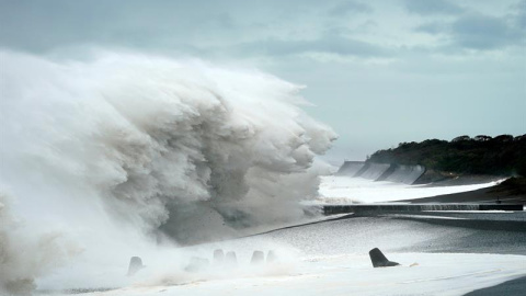 Olas gigantes generadas este sábado por el tifón Hagibis en Mihama, en la prefectura de Mie, Japón. Las autoridades de Japón activaron hoy una inusual alerta máxima por lluvias ante la aproximación del potente tifón Hagibis, que antes de to