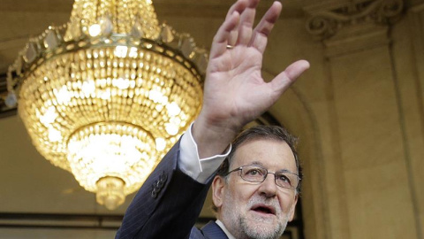 El jefe del Ejecutivo en funciones y líder del PP, Mariano Rajoy, saluda a su llegada esta mañana al Hotel Palace, donde ha presentado hoy la conferencia de Alfonso Alonso, presidente del PP Vasco y candidato a Lehendakari. EFE/ Emilio Nara