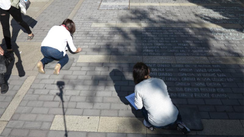 León borra los nombres de miles de prisioneros del campo de San Marcos, escritos en una 'performance' artística. /ARMH