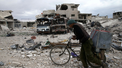 Un hombre camina por las ruinas de Duma hace unos días. REUTERS/Bassam Khabieh