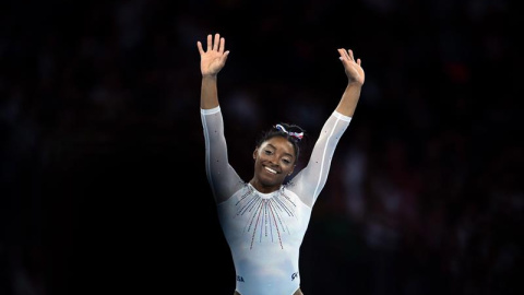 Simone Biles tras su ejercicio en el Mundial de Gimnasia. EFE/EPA/DANIEL KOPATSCH