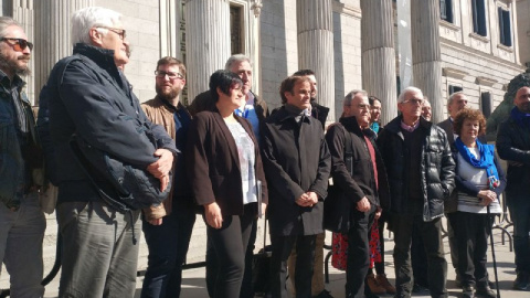 Víctimas de la dictadura junto a miembros de la Red de Ciudades por la Memoria y la Justicia y del intergrupo por la Memoria y la Justicia del Congreso y del Parlamento Europeo.- A.T.