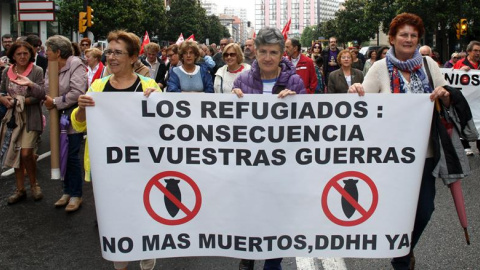 Varios cientos de personas han secundado hoy en Gijón la manifestación convocada por sindicatos y partidos para pedir "una respuesta solidaria" a la llegada de refugiados a Europa. EFE