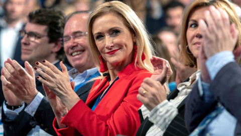 La presidenta de la Comunidad de Madrid, Cristina Cifuentes (c), aplaude durante la Convención Nacional del PP. /EFE