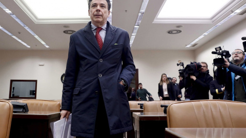 El expresidente de la Comunidad de Madrid Ignacio González, a su llegada para comparecer ante la Comisión de Investigación relativa a la presunta financiación ilegal del PP en el Congreso de los Diputados. EFE/Mariscal