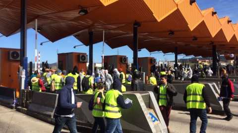 Activistes dels CDR, en una protesta en un peatge d'una autopista catalana