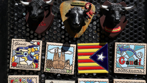 Una bandera estelada entre los objetos a la venta en una tienda de recuerdos en Barcelona. REUTERS/Susana Vera