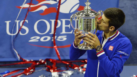 Novak Djokovic besa el trofeo de campeón en el Open USA. / CJ GUNTHER (EFE)