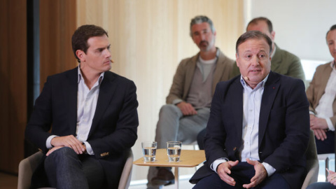 El presidente de Ciudadanos, Albert Rivera, junto al exdirigente socialista Joan Mesquida. / EFE