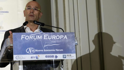 El cabeza de lista de Junts pel Si a las elecciones al Parlamento de Catalunya del 27 de septiembre, Raúl Romeva, durante su participación hoy en el desayuno informativo organizado por Fórum Europa. / ZIPI (EFE)