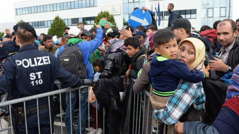 Refugiados hacen cola en la frontera entre Hungría y Austria, en Heiligenkreuz (Austria. EFE)