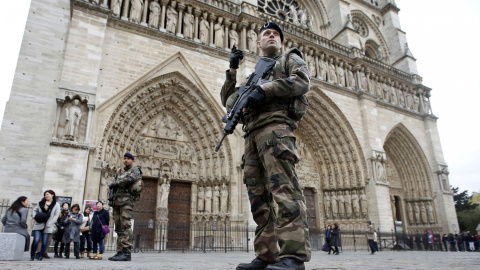 Fotografía de noviembre de 2015 de soldados franceses junto a la catedral de Notre Dame en París. - REUTERS