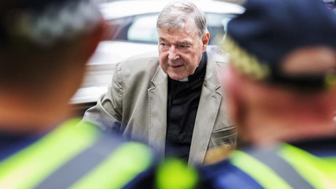 El cardenal George Pell a su llegada llega al Tribunal este martes en Melbourne (Australia). / EFE