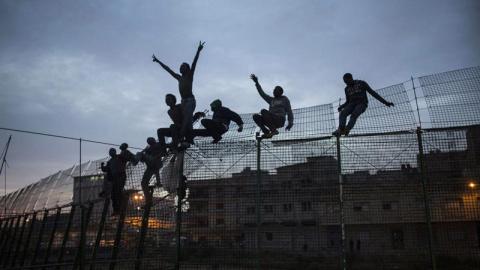 Santiago Palacios por la imagen "La valla", donde se ve a un grupo de inmigrantes subsaharianos que piden amparo encaramados en la alambrada fronteriza de Melilla.