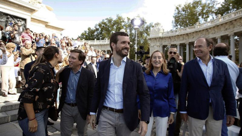 El presidente nacional del Partido Popular, Pablo Casado (c), presenta la candidatura del PP por Madrid al Congreso de los Diputados y al Senado, acompañado del alcalde Madrid José Luis Rodriguez Almeida (2i), y la presidenta de la Comunida