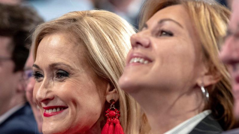 Cristina Cifuentes y María Dolores de Cospedal, en Sevilla. / EFE