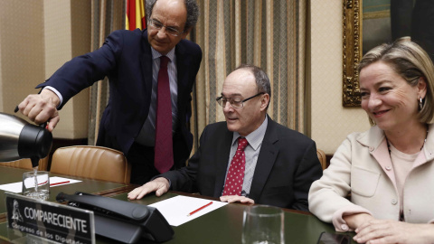 El Gobernador del Banco de España, Luis María Linde, acompañado de la presidenta de la Comisión Ana Oramas, comparece en la Comisión del Congreso que investiga la crisis financiera y el rescate bancario. EFE/Mariscal