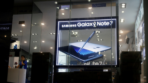 Un anuncio del Samsung Galaxy Note 7 en una tienda de móviles en Hanoi (Vietnam). REUTERS/Kham