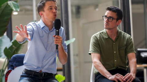 El líder de Más País, Íñigo Errejón, durante la presentación de la candidatura de Més Barcelona para la próximas elecciones del 10-N, encabezada por Juan Antonio Geraldes (d).- EFE/Quique García