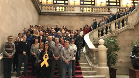 El president del Parlament, Roger Torrent, els seus predecessors Ernest Benach i Joan Rigol, diputats de JxCat i ERC i treballadors de la cambra, guardant 10 minuts de silenci per demanar l'alliberament de l'expresidenta del Parlament Carme