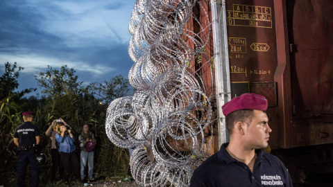 Un vagón equipado con alambre de púas en la frontera entre Hungría y Serbia. EFE