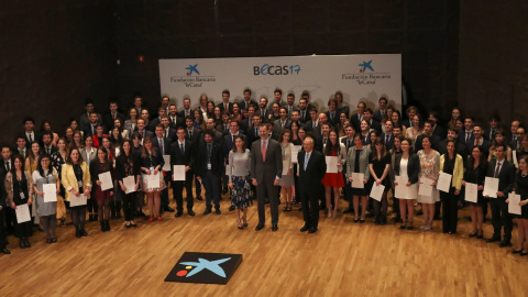 Los Reyes Felipe VI y Letizia, durante la foto de familia en la ceremonia de entrega de las becas de posgrado de La Caixa. EFE/Ballesteros