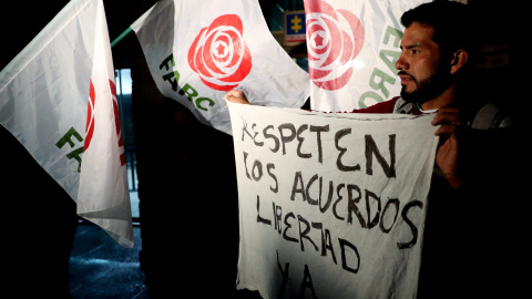 Simpatizantes del partido Fuerza Alternativa Revolucionaria del Común (FARC) protestan en contra de la captura del líder exguerrillero y dirigente de ese partido, Jesús Santrich. EFE