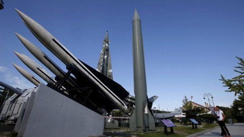 Un hombre obserba un misil surcoreano en el Museo de la Guerra en Seúl (Corea del Sur) hoy, 15 de septiembre de 2015. Corea del Norte anunció hoy que ha comenzado a operar de nuevo el reactor nuclear de Yongbyon, considerado la principal fu