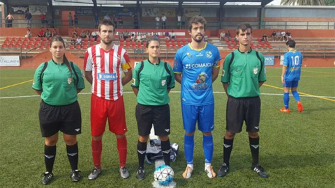 Marta Galego, en el centro, antes del  inicio del partido. / EFE