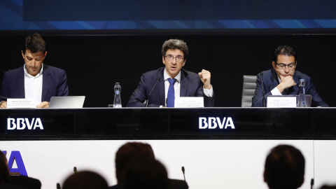 El responsable de Análisis Macroeconómico de BBVA Research, Rafael Doménech (i), el economista Jefe del Grupo BBVA y Director de BBVA Research Jorge Sicilia (c), y el jefe para España en BBVA Research Miguel Cardoso, durante la presentación