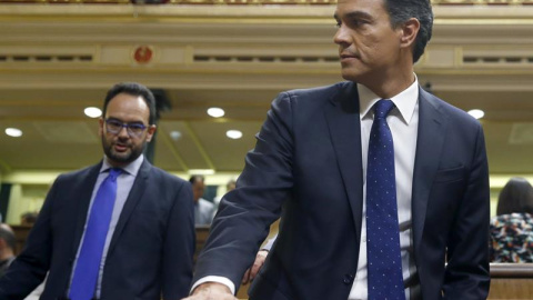 El portavoz del PSOE en el Congreso, Antonio Hernando, junto al líder de los socialistas, Pedro Sánchez.- EFE