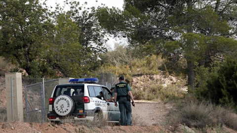 Agentes de la Guardia Civil recorren el camino de acceso al lugar donde agentes del Servicio de Protección de la Naturaleza (Seprona) han localizado, en el fondo de una profunda sima, el cadáver desnudo de una joven en las inmediaciones de 