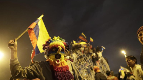 Manifestantes celebran en Quito el acuerdo logrado entre el Gobierno e indígenas que termina con las protestas en el país. EFE/ Bienvenido Velasco