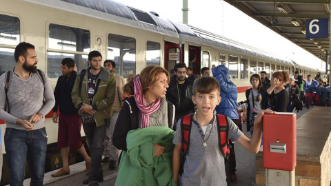 Un grupo de refugiados a su llegada a la estación de trenes de Schönefeld. - EFE