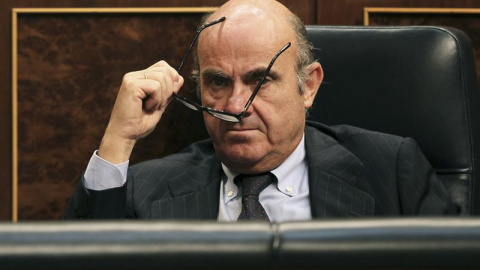 Foto de archivo del ministro de Economía, Luis de Guindos, en el Congreso. / MARISCAL (EFE)