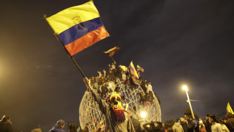 Manifestantes celebran el acuerdo logrado entre el Gobierno e indígenas que termina con las protestas en el país. EFE/ Bienvenido Velasco