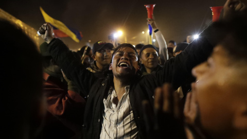 13/10/2019.-Manifestantes celebran el acuerdo logrado entre el Gobierno e indígenas que termina con las protestas en el país, en Quito. El Gobierno y los indígenas ecuatorianos llegaron este domingo a un acuerdo a través del cual se derogar