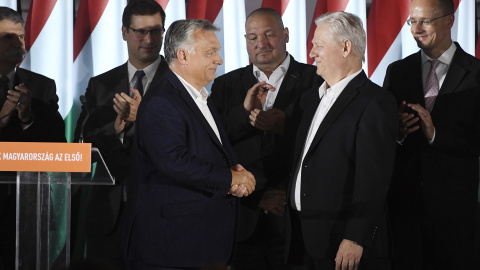 13/10/2019.- El primer ministro húngaro Viktor Orban (L) y el alcalde de Budapest y candidato del partido gobernante Fidesz-KDNP Istvan Tarlos se dan la mano durante el evento de Fidesz-KDNP. EFE / EPA / Szilard Koszticsak