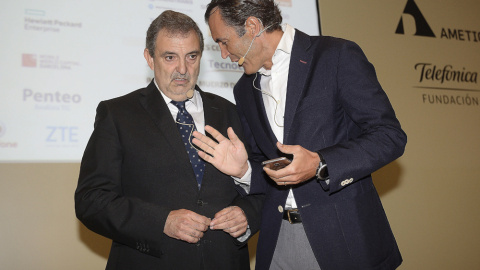 El presidente de Telefónica España, Luis Miguel Gilpérez (i), dialoga con el consejero delegado de Ericsson, José Antonio López (d), antes de su ponencia en el XXX Encuentro de Telecomunicaciones y Economía Digital, dentro de la programació