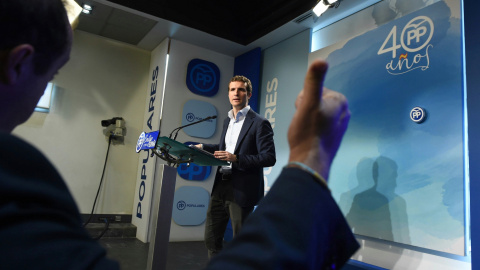 El vicesecretario de comunicación del Partido Popular, Pablo Casado, durante la rueda de prensa que ha ofrecido en la sede del partido, donde ha presentado toda la documentación sobre su máster de la Universidad Rey Juan Carlos. EFE/ Fernan