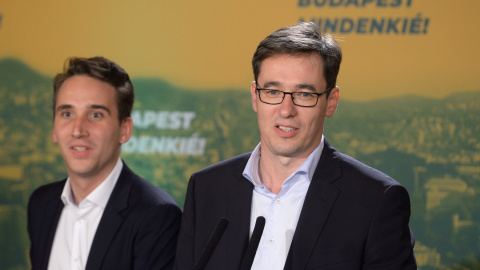 El recién elegido alcalde de Budapest Gergely Karacsony (R), candidato de la mayoría de los partidos opositores, habla durante el evento de los partidos después de las elecciones locales a nivel nacional en Budapest, Hungría, el 13 de octub