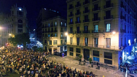 Policías antidisturbios custodian la comisaria de la Policía Nacional de la Via Laietana de Barcelona. (ENRIC FONTCUBERTA | EFE)