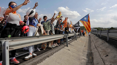 14/10/2019.- Un grupo de manifestantes cortan este lunes la A2 en Ódena en protesta por la sentencia del "procés". / EFE - SUSANNA SÁEZ