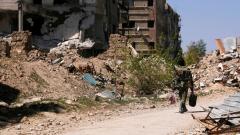 Un soldado camina por unas ruinas en Guta. REUTERS/Omar Sanadiki