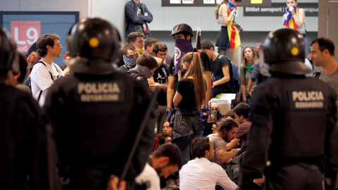 14/10/2019 - Activistas independentistas llaman a paralizar el aeropuerto de El Prat. / EFE - ALEJANDRO GARCÍA