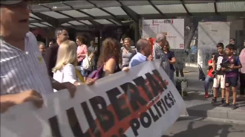 Una mujer termina por los suelos en los incidentes en la marcha independentista en Tarragona