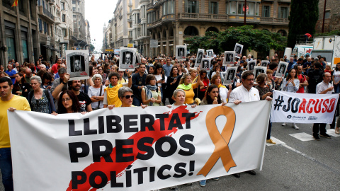 Centenares de personas cortan la céntrica Via Laietana de Barcelona en protesta por la sentencia del procés en la que se condena a los líderes independentistas a penas de entre 9 y 13 años por un delito de sedición. EFE/Quique García